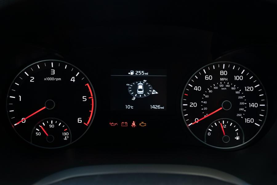 Панель приборов Kia Optima (JF) 2018 года  (UK) (фото 9 из 27)
